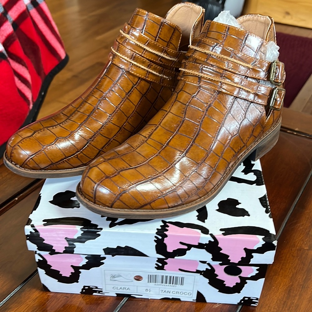 Woman’s size 8.5 Mata Boots